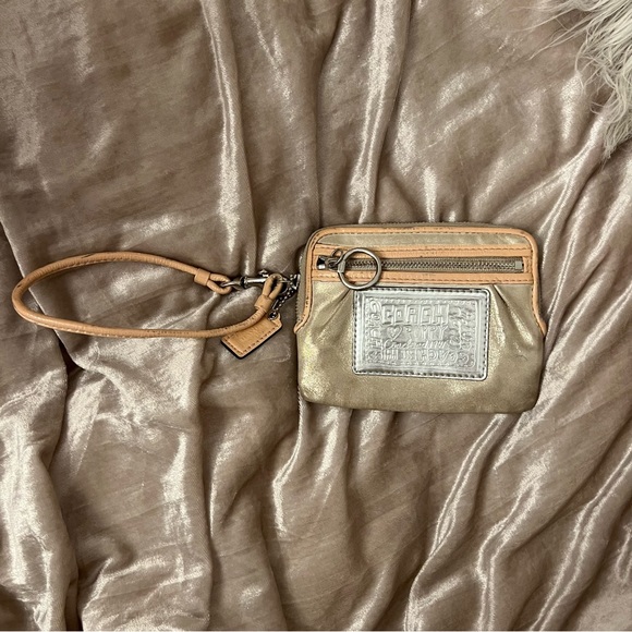 RARE Coach Poppy shimmery wristlet - Picture 15 of 15